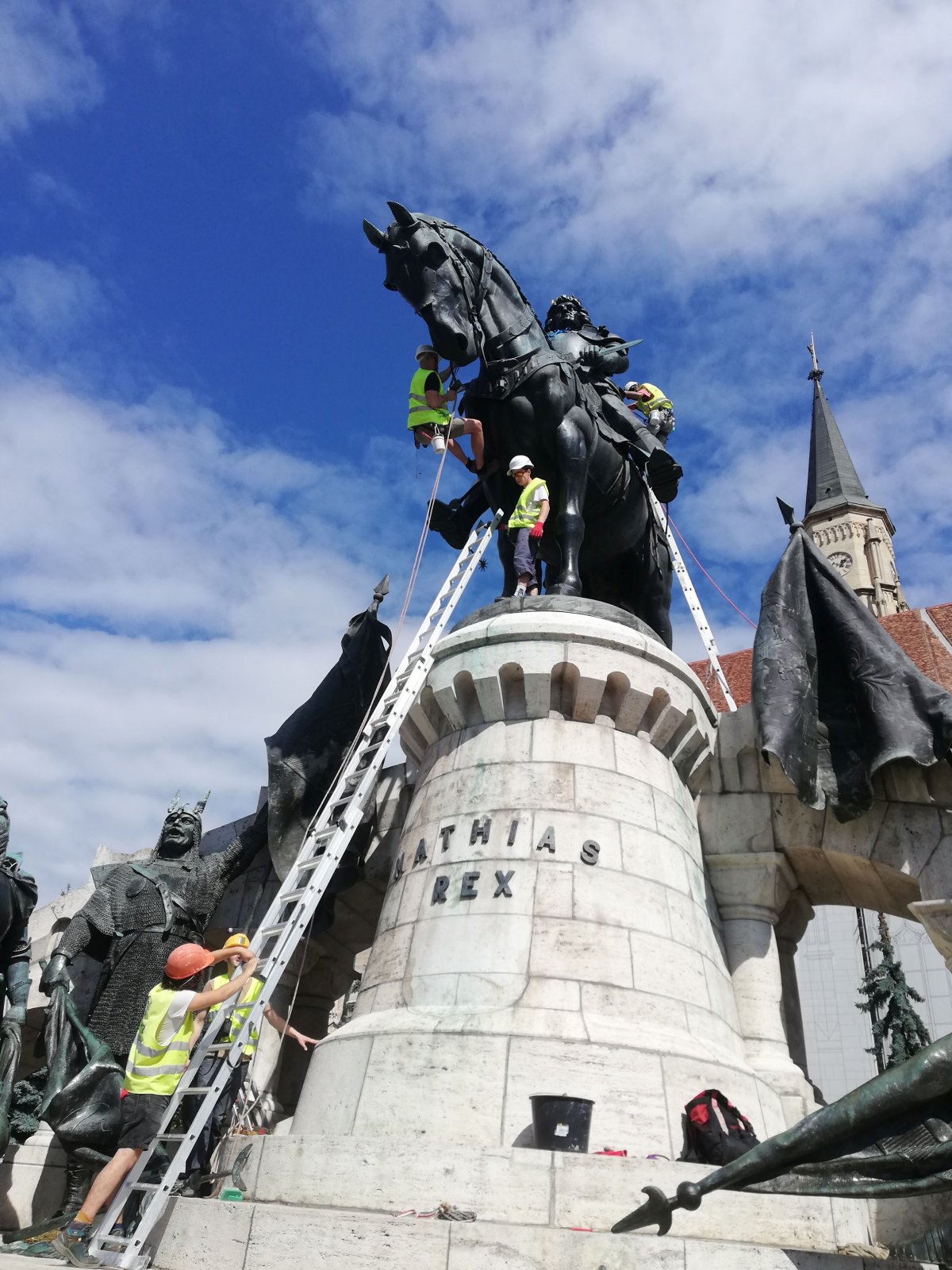 Ipari alpinisták lógnak Mátyás király körül. &bullet;  Fotó: Pap Melinda