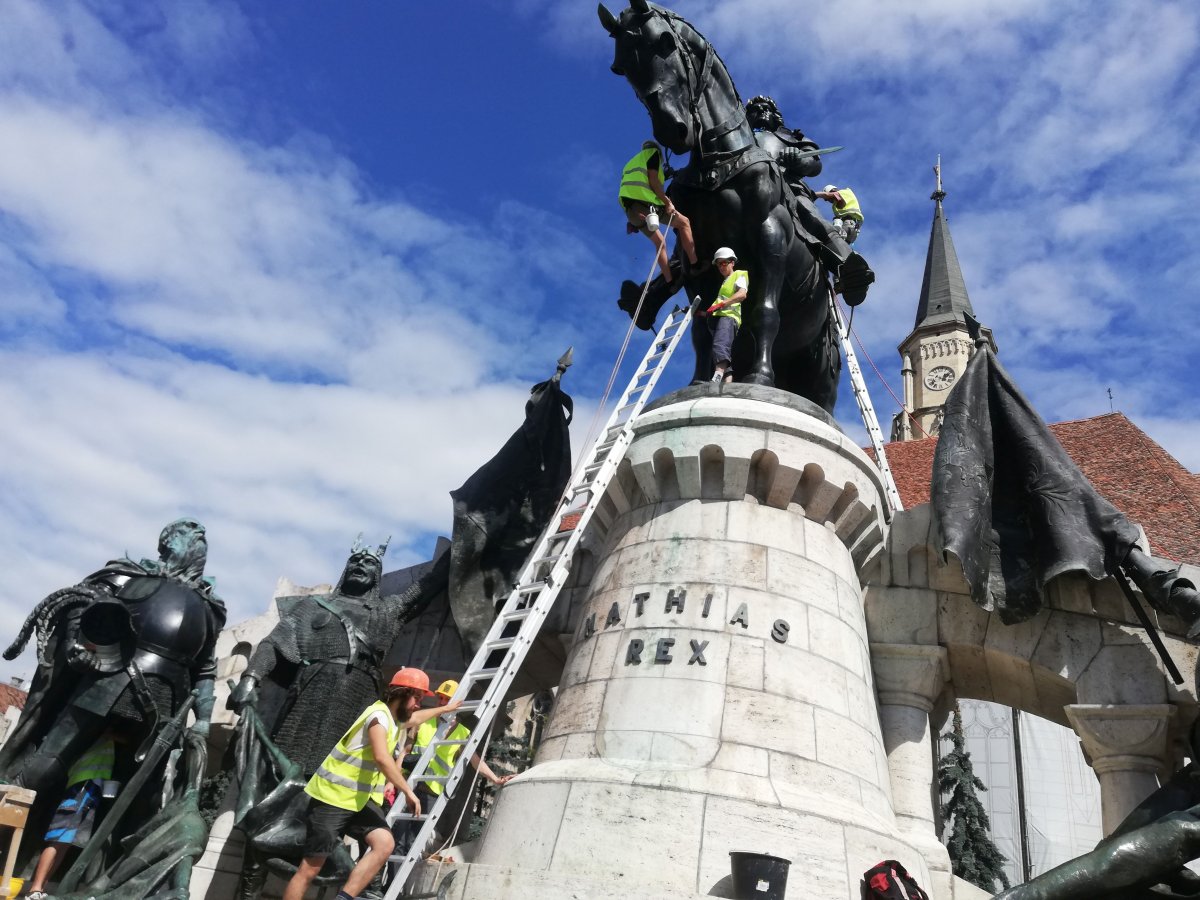 Nem könnyű hozzáférni, különösen a ló fejéhez. &bullet;  Fotó: Pap Melinda