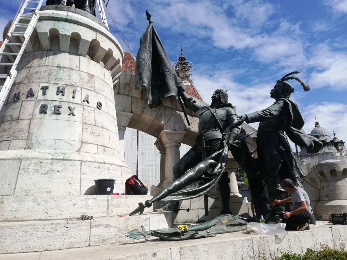 A Mátyás-szoborcsoport a restaurálás után visszakapott felirattal •  Fotó: Pap Melinda
