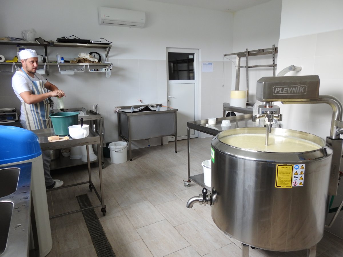 Nagy Ákos, a sajtmester. A teljes berendezés vadonatúj &bullet;  Fotó: Makkay József