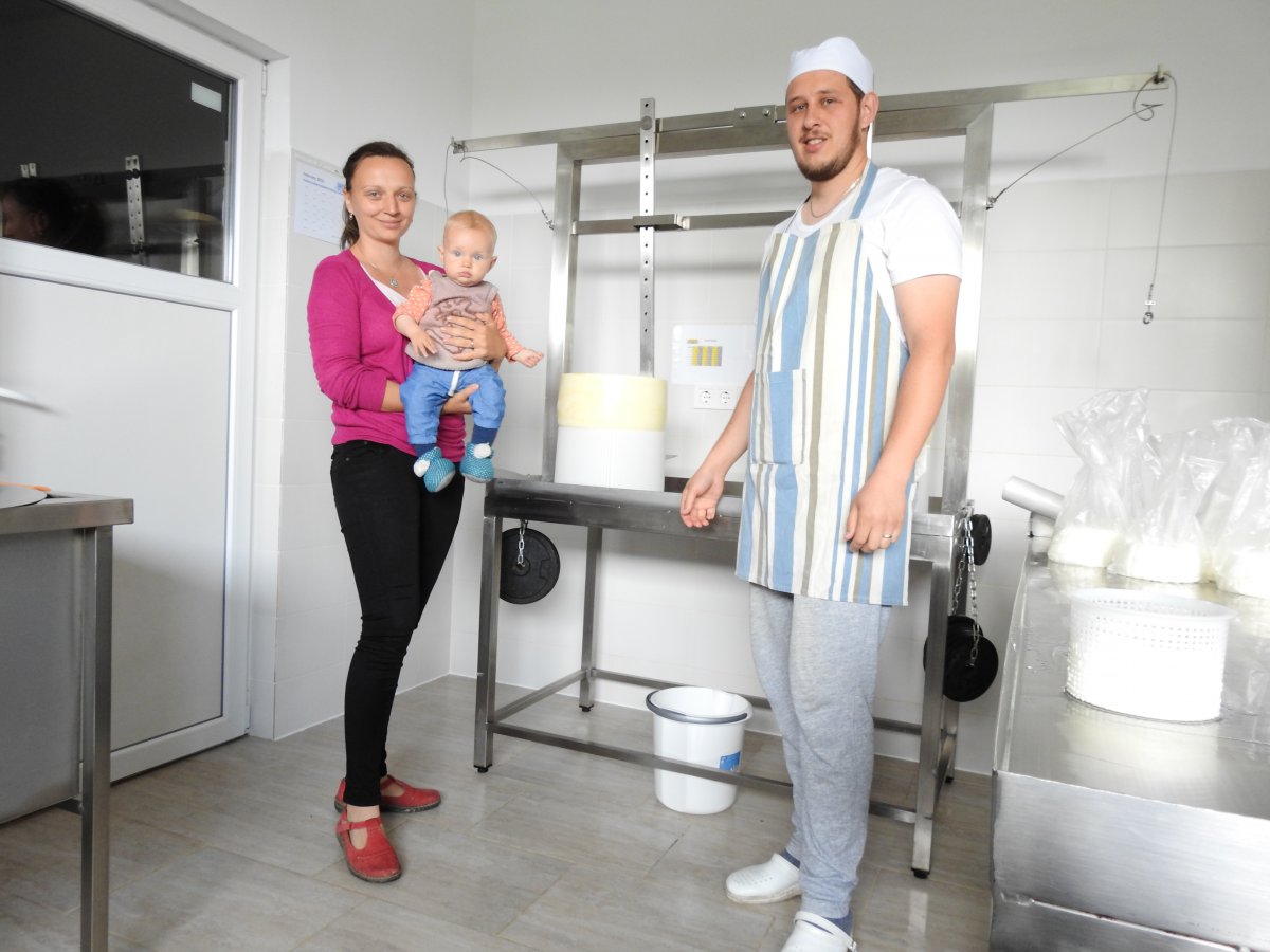 Együtt a család a sajtkészítő műhelyben &bullet;  Fotó: Makkay József