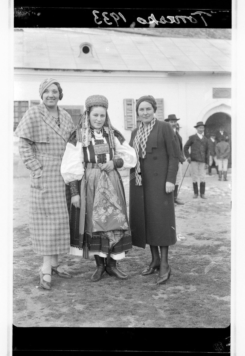 Torockói esküvő, csoportkép menyasszonnyal, 1933 •  Fotó: Szabó Dénes – OSZK Fotótér