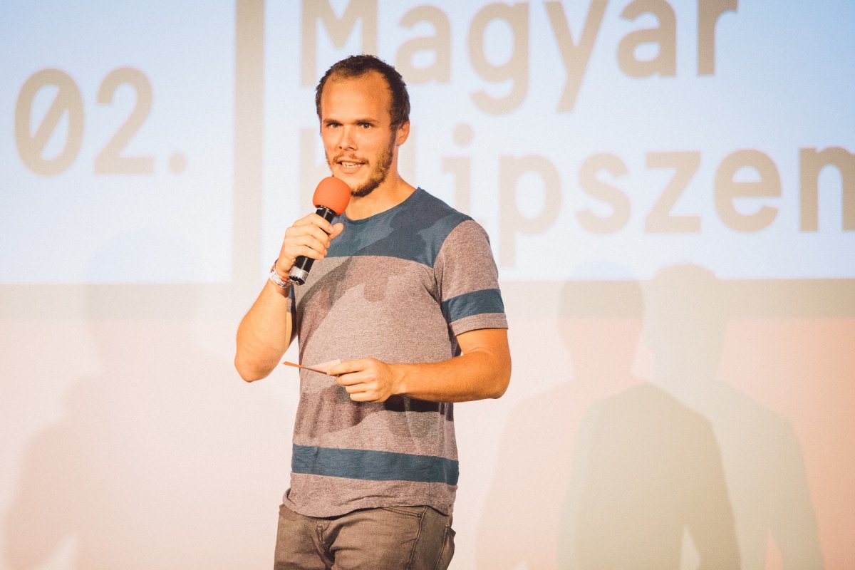 A Hollywood Hírügynökség csatornát működtető Szirmai Gergely youtuberkedésről, fi lmiparról beszél •  Fotó: Facebook/Magyar Klipszemle