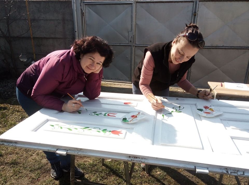 „Kivirágzott” tárgyak. A Téka Alapítvány munkatársai többek között bútorfestéssel foglalkoztak az elmúlt hónapokban •  Fotó: Facebook/Téka Alapítvány