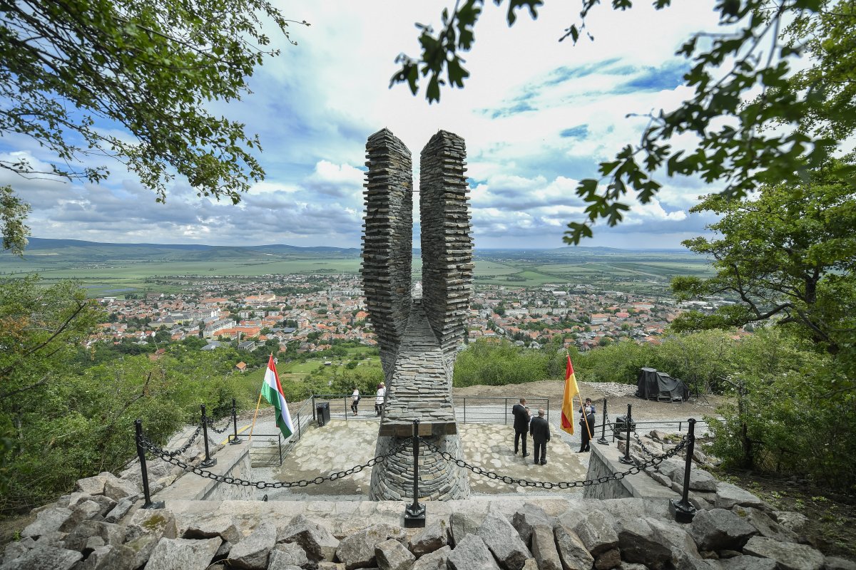 A Centenáriumi Turulszobor, Matl Péter szobrászművész alkotása Sátoraljaújhelyen •  Fotó: MTI/Czeglédi Zsolt