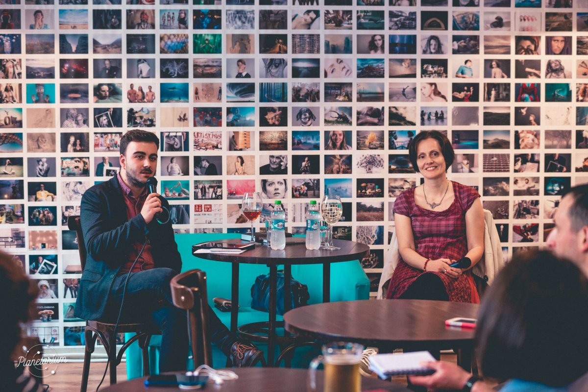 Vallasek Júlia tavaly a kolozsvári Planetarium kávézóban tartott előadást a kortárs próza Trianon-olvasatáról •  Fotó: Serar Szabolcs/Planetarium