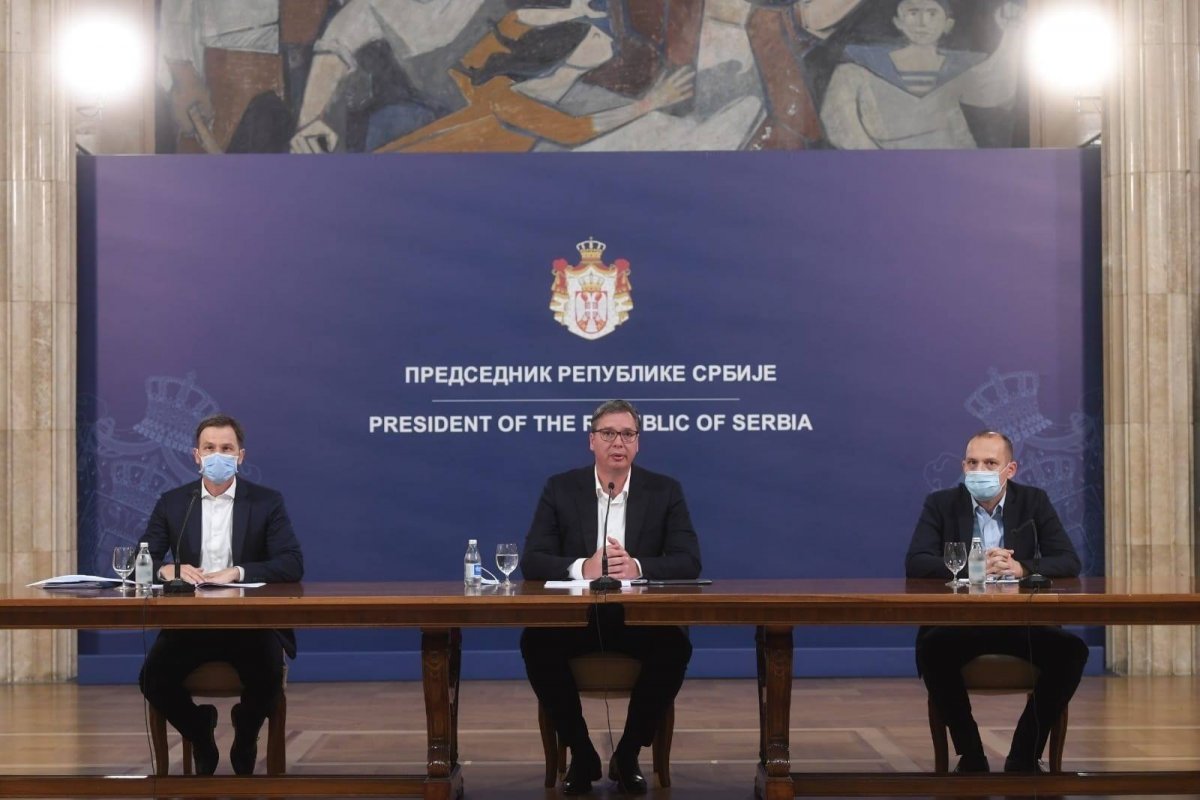 Aleksandar Vucic (középen) az egész országban elrendelné a kijárási tilalmat •  Fotó: Szerbia Elnöki Hivatala