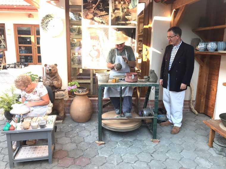 A székelyek helytállását dicsérte, és több ezer angol turistát ígért a Székelyföldre látogató brit nagykövet   