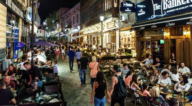 Vége a bulinak: hat megyében és Bukarest óvárosában is kötelező lesz a maszkviselés