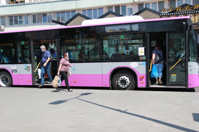 A tömegközlekedés, a bulik és a gyárak a koronavírus-fertőzés fő forrásai egy orvos tapasztalatai szerint  