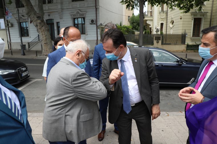 Se lazítás, se újabb korlátozás: a román kormányfő szerint a gazdaságnak működnie kell