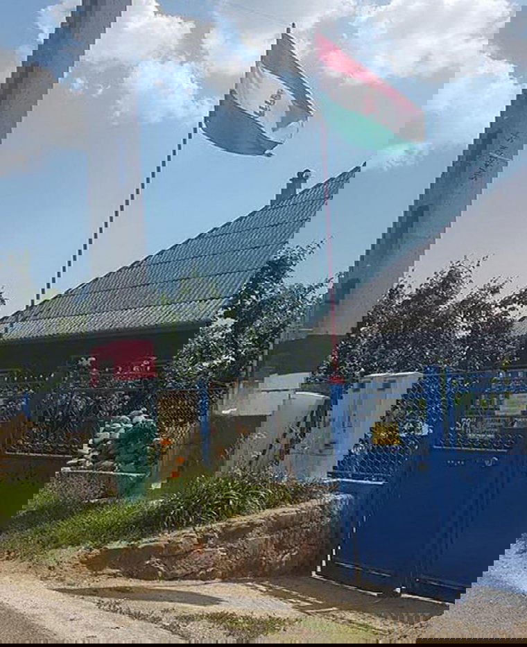 Szúrja egyes helyi lakosok szemét a magánterületen kitűzött magyar zászló Réven