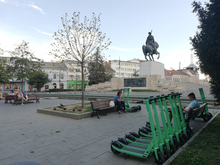 Itt a kincses városi roller-Kresz: bírság jár a hajtányok szabálytalan leparkolásáért