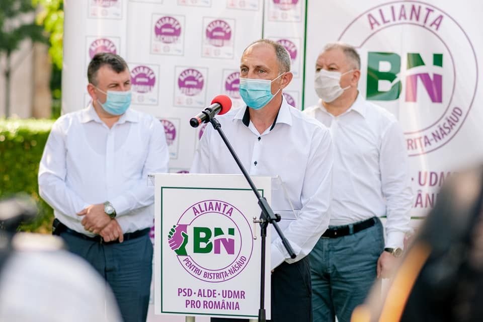 A mikrofonnál Décsei Attila, az RMDSZ Beszterce-Naszód megyei elnöke &bullet;  Fotó: Facebook/Décsei Attila