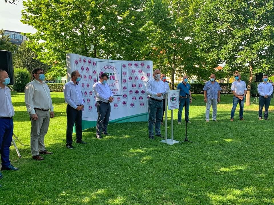 A megyei tanácselnöki tisztségre Emil Radu Moldovan jelenlegi megyei elöljárót (középen)  támogatják &bullet;  Fotó: Facebook/Emil Radu Moldovan