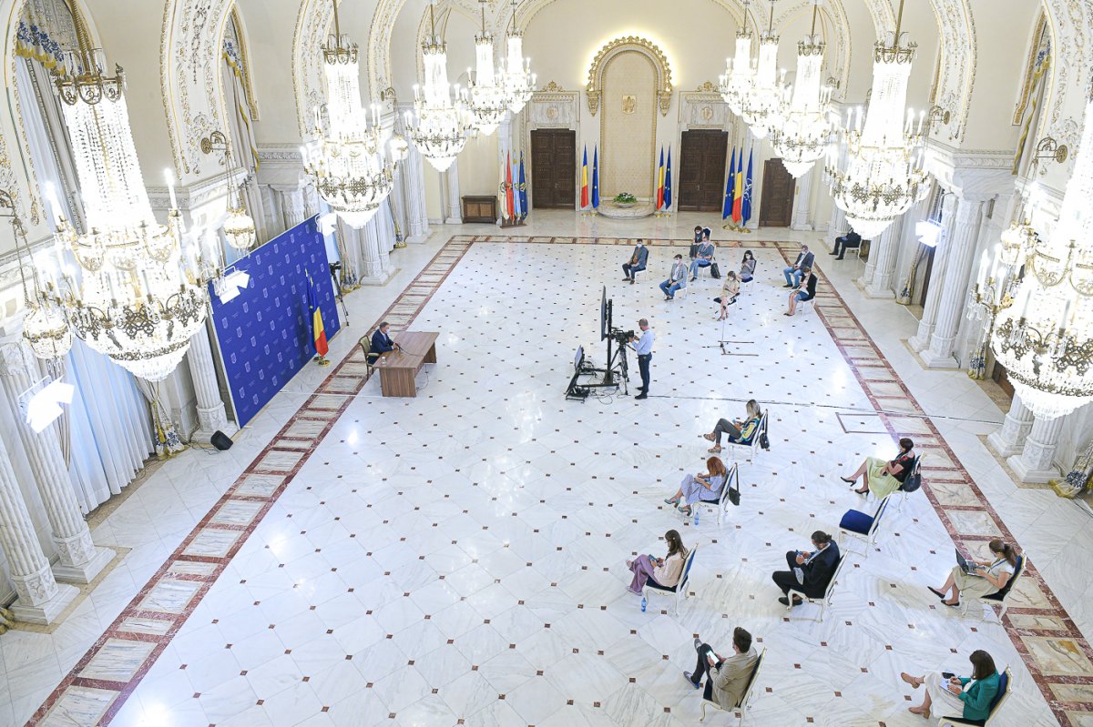 Megfelelő távolságtartás közepette rendezett sajtótájékoztatót a román elnök a Cotroceni-palotában •  Fotó: Presidency.ro