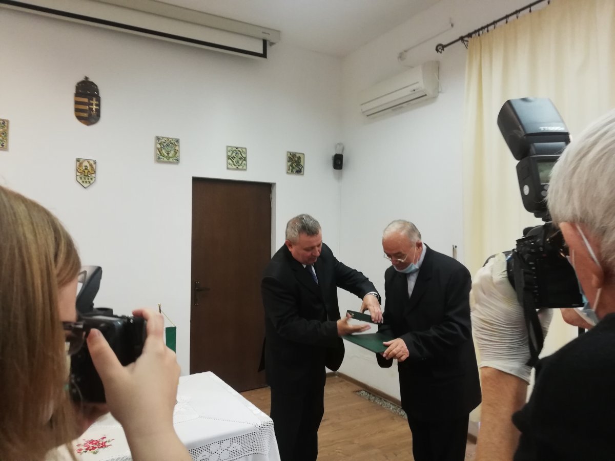 Mile Lajos főkonzul (balra) nyújtja át a kitüntetést a pápai káplánnak &bullet;  Fotó: Bede Laura