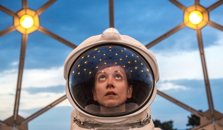 Az űrszerkóban mászkáló főszereplő allergiás a modern világra •  Fotó: Szinhaz.org