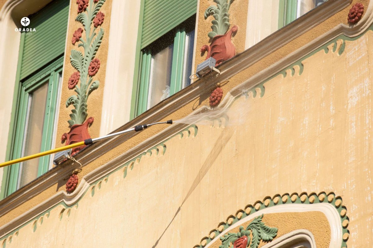 A Stern-palotát különös díszítése miatt kell időnként letísztítani &bullet;  Fotó: Oradeaheritage.ro
