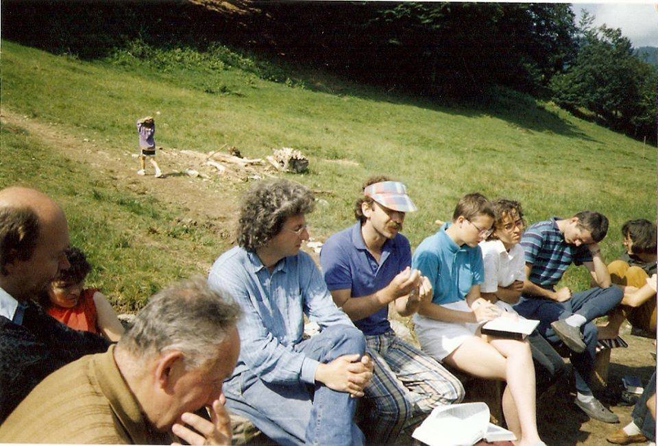 Esterházy Péter (balról a második, kékben) a Bihar megyei Lesi-tónál 1991-ben az értelmiségi táborban •  Fotó: archív