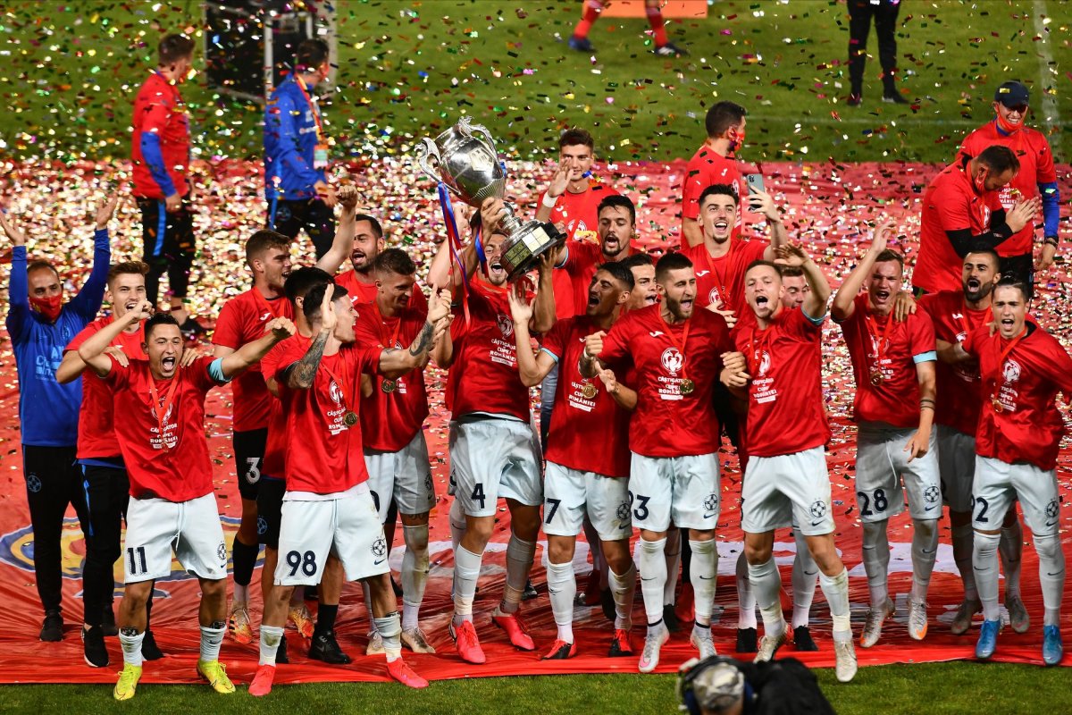 A szurkolókhoz hasonlóan a bukaresti csapat játékosai is kivették a részüket a magyarok szidalmazásából •  Fotó: FCSB