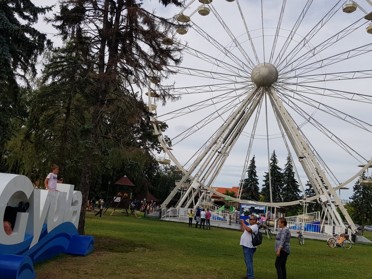 Óriáskerékre is fel lehet ülni a gyulai vár közelében &bullet;  Fotó: Rostás Szabolcs