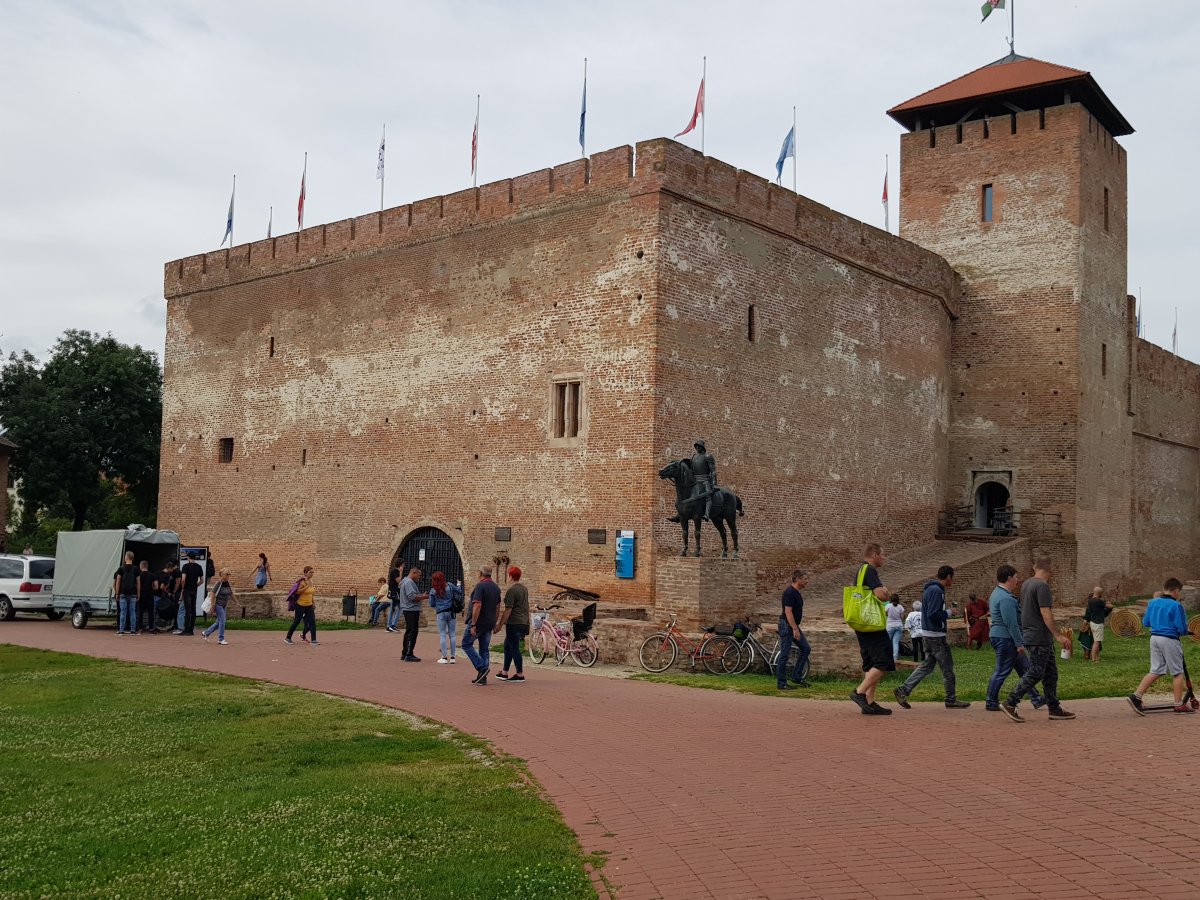 Az egykori Magyar Királyság egyetlen, épen megmaradt alföldi téglavára is vonzza a turistákat &bullet;  Fotó: Rostás Szabolcs