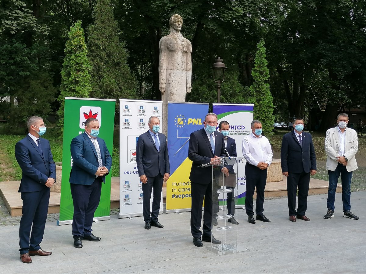 Beálltak. Winkler Gyula (előtérben): el tudjuk juttatni üzenetünket a közösséghez, hogy román nevek között van egy magyar név is &bullet;  Fotó: Facebook/Winkler Gyula