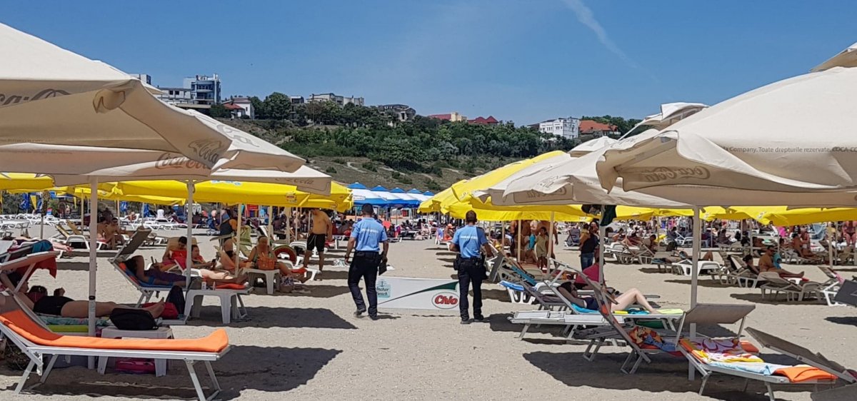 Nyaralás koronavírus-világjárvány idején. Olykor a rend őrei is kilátogatnak a tengerparti strandokra Konstancán •  Fotó: Pataky István