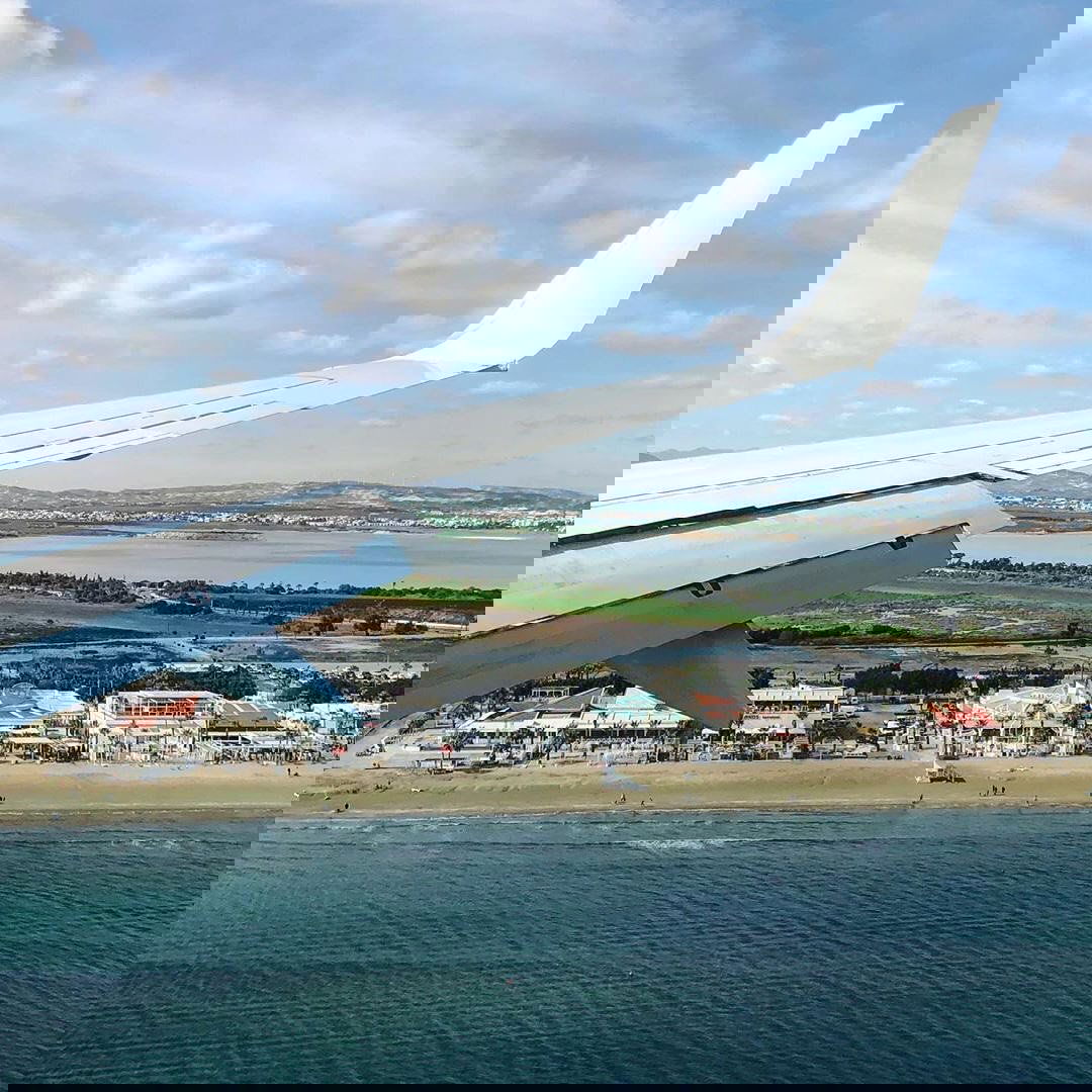 Lárnaka a repülőből. Koronavírusteszttel kell fizetni ezért a látványért •  Fotó: Facebook/Larnaca City