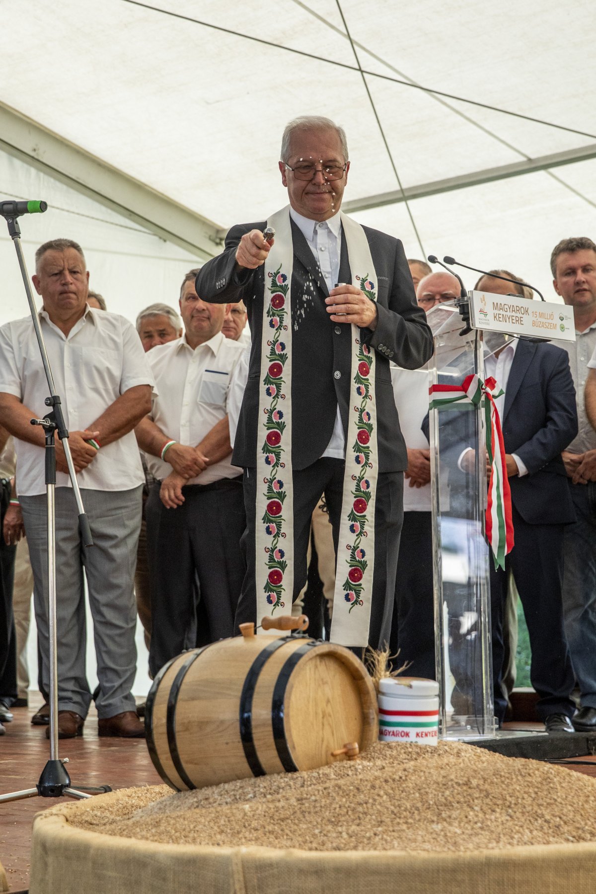 Kiss Imre katolikus esperes megáldja a búzát •  Fotó: MTI/Rosta Tibor