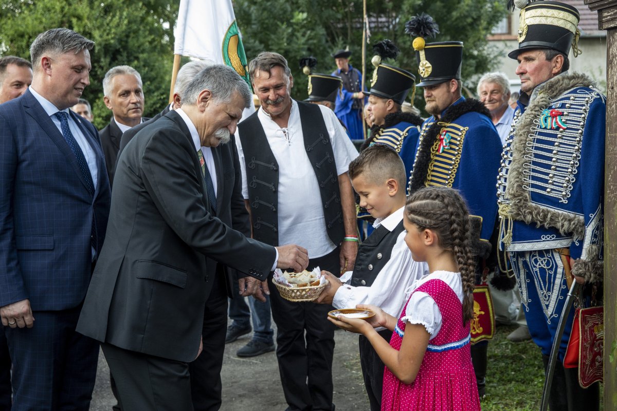 Gyerekek sóval és kenyérrel kínálják Kövér Lászlót, az Országgyűlés elnökét •  Fotó: MTI/Rosta Tibor