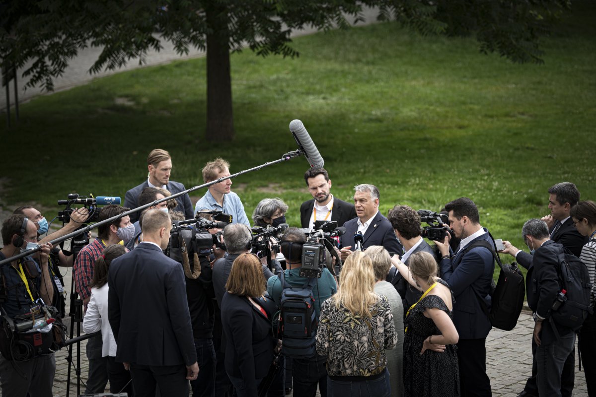 Orbán Viktor kormányfő brüsszeli újságíróknak nyilatkozik az Európai Unió csúcstalálkozóján, a Leopold parkban •  Fotó: MTI/Miniszterelnöki Sajtóiroda/Benko Vivien Cher
