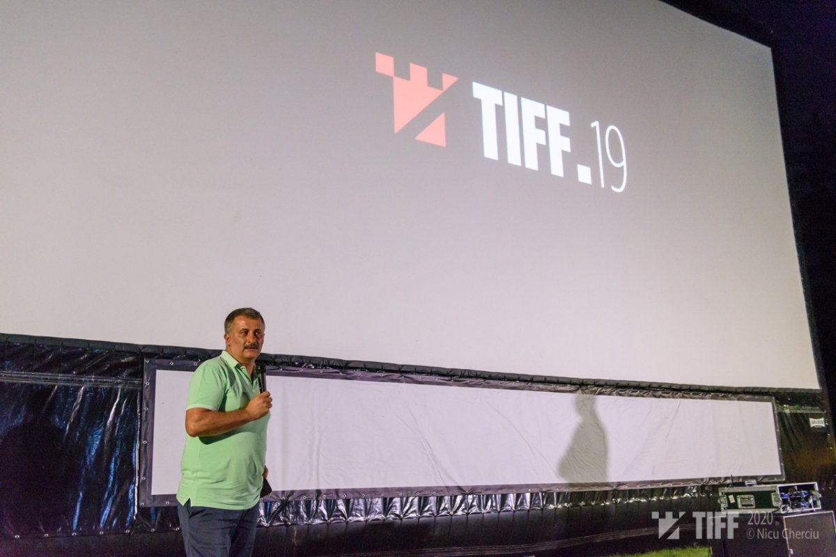 Cristi Puiu rendező a péntek éjszakai vetítés előtt tartott beszéde közben •  Fotó: Tiff.ro