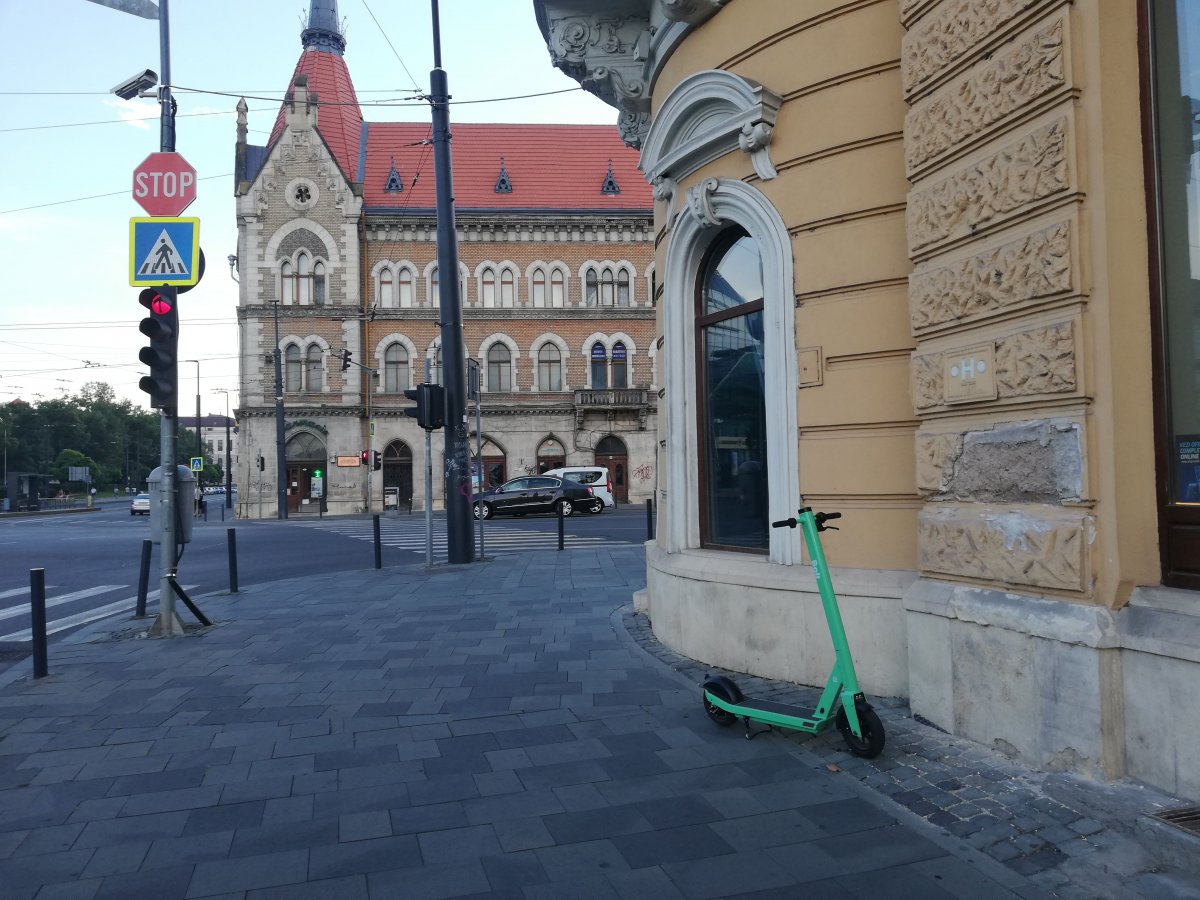 Magára hagyott kétkerekű Kolozsvár belvárosában •  Fotó: Pap Melinda