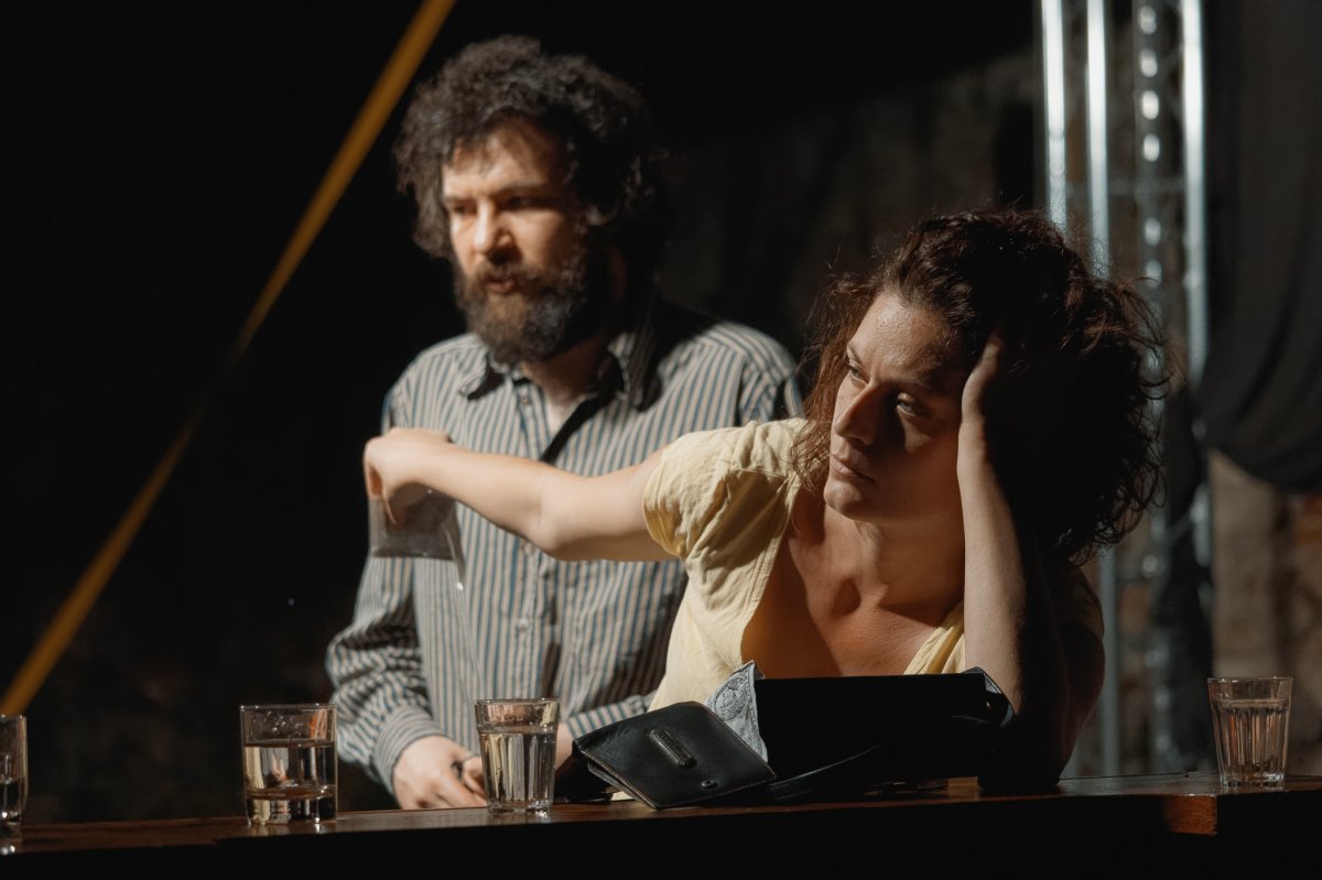 Balogh Attila és Pitz Melinda a nagyváradi társulat Főnixterv című, improvizatív előadásában • Fotó: Szigligeti Színház