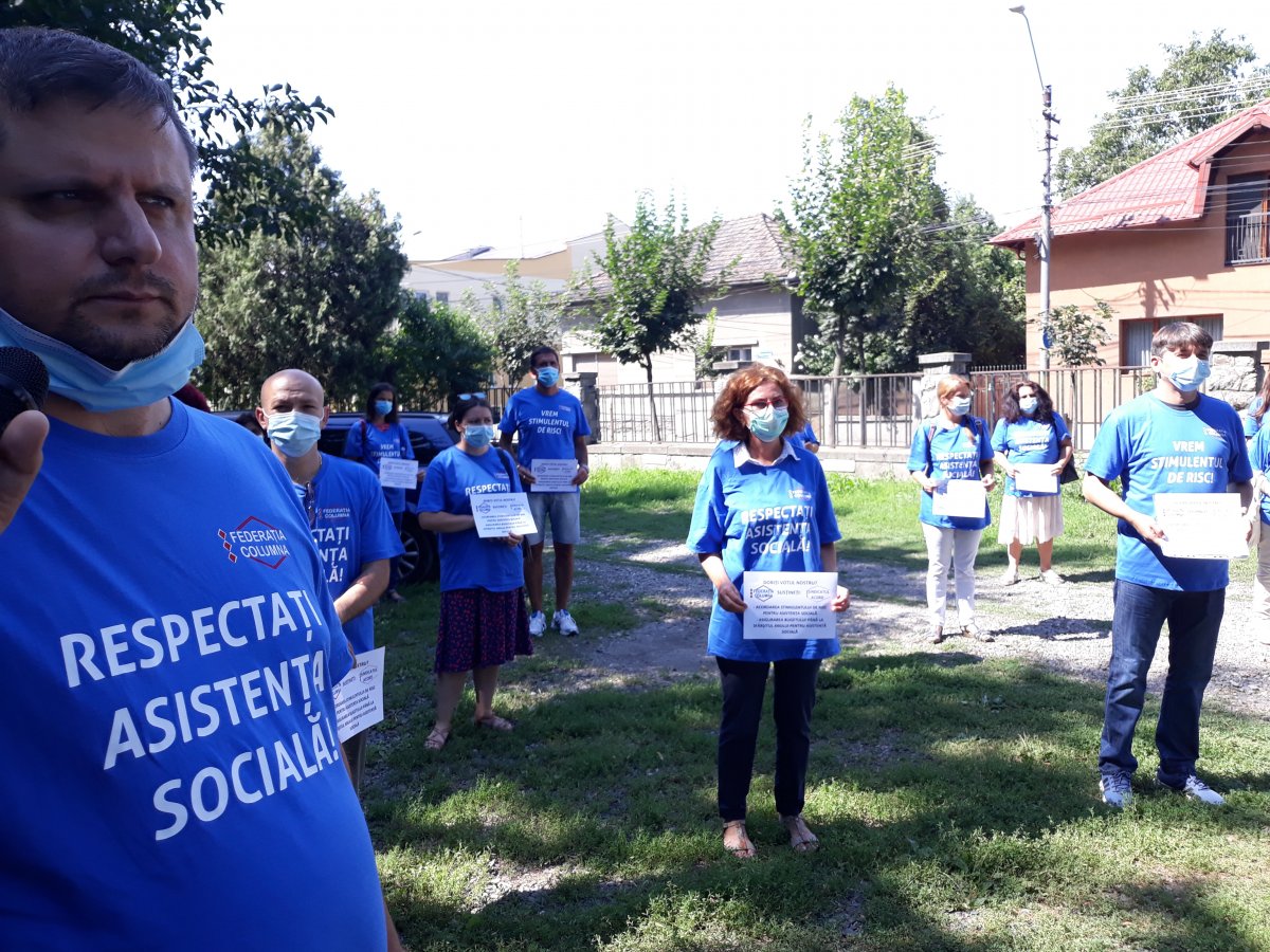 Elegük lett. Többen a marosvásárhelyi Szakszervezetek Háza udvarán tiltakoztak &bullet;  Fotó: Szucher Ervin