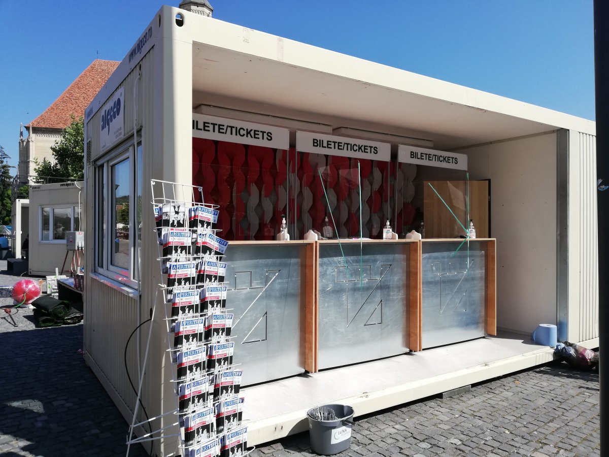 A főtéri jegyárus bódé kész, azonban inkább online jegyvásárlásra biztatnak •  Fotó: Bede Laura
