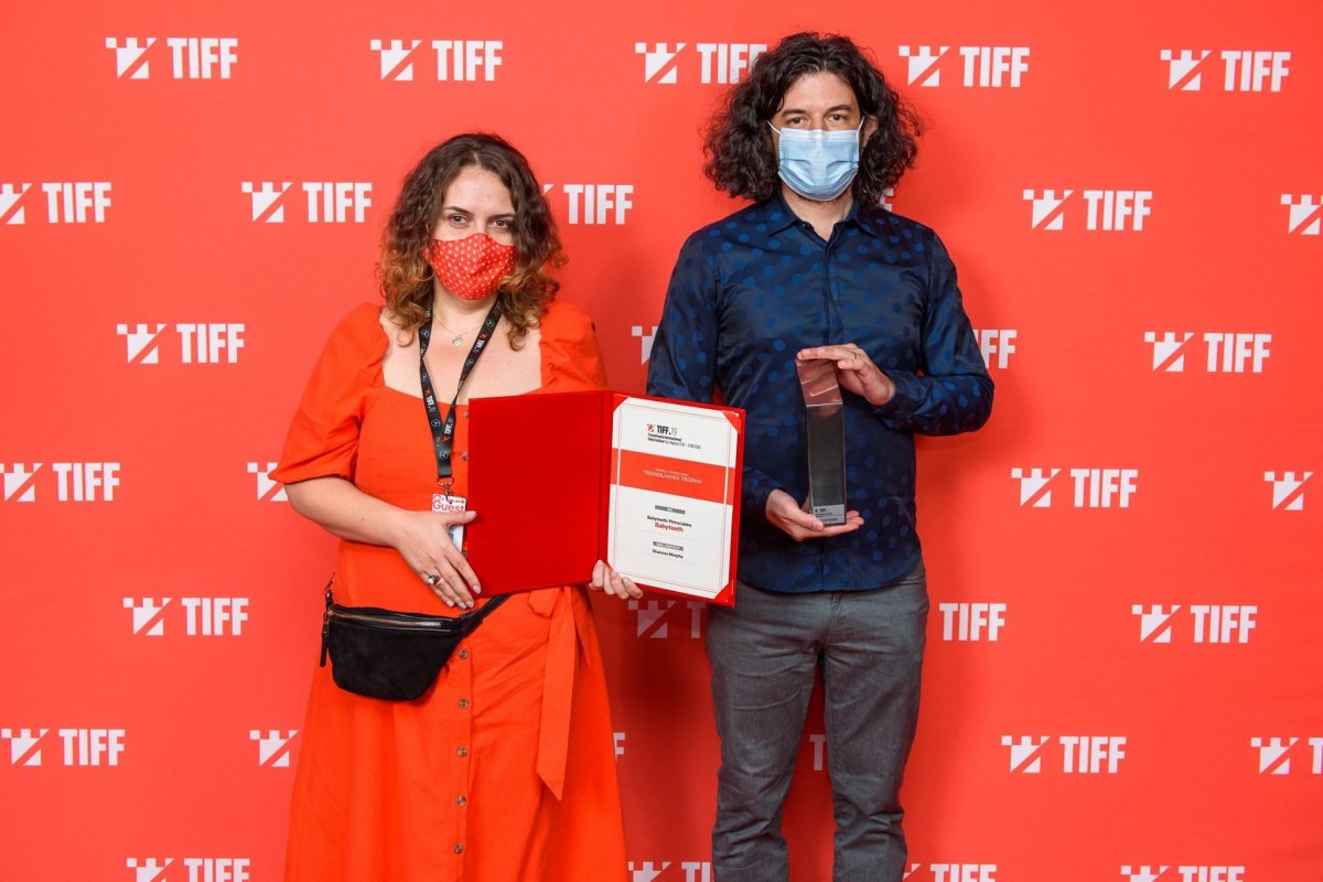 Monica Felea és Ștefan Bradea, a nyertes Babyteeth romániai forgalmazói a díjjal •  Fotó: Facebook/TIFF