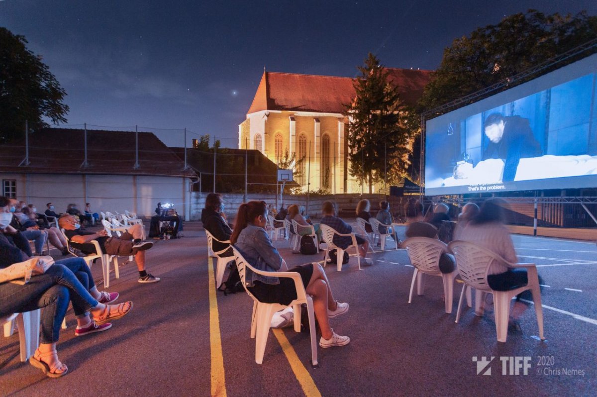 Az Éden vetítése az Apáczai-gimnázium udvarán kialakított moziteremben •  Fotó: Tiff.ro