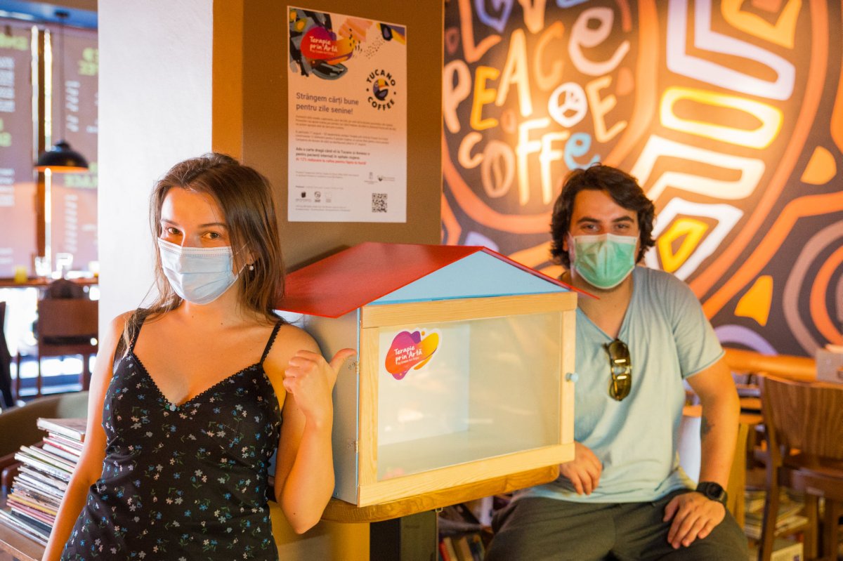 Tető alá hozzák. A Create.Act.Enjoy Egyesület tagjai a belvárosi Tucano kávézóba is elhelyeztek egy faházikót, amelybe bárki hozhat otthonról könyveket •  Fotó: Facebook/Tucano Coffee