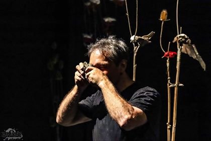 Azonosulás a történettel. Bogdán Zsolt az Amikor című, frissen elkészült egyszemélyes előadásban •  Fotó: Barabási Attila Spektrum színház