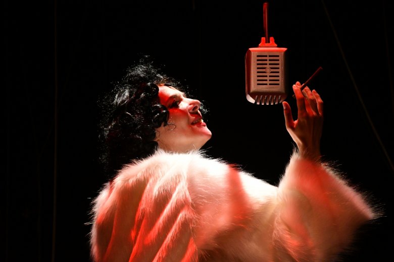 Bartha Boróka színművésznő teljes átéléssel alakítja Karádyt •  Fotó: Kolozsvári Magyar Opera