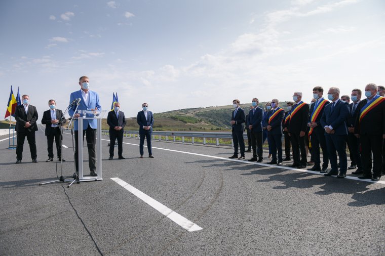 Újabb sztrádaszakaszt avattak: meglepetésszerű gyorsaságot ígér, és szerződésbontással fenyeget a kormány