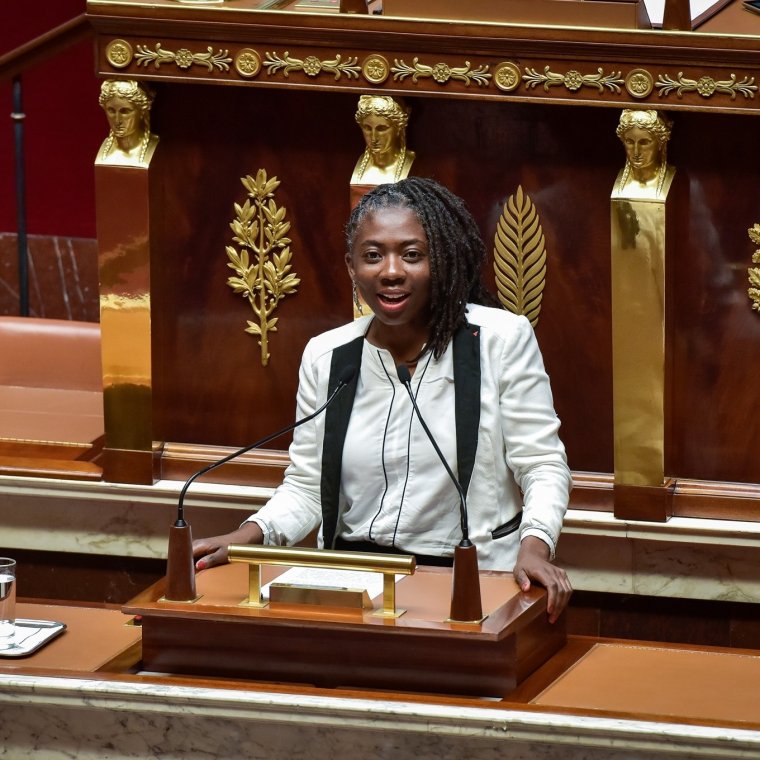 Rabszolgaként ábrázoltak egy fekete bőrű képviselőnőt egy francia hetilapban