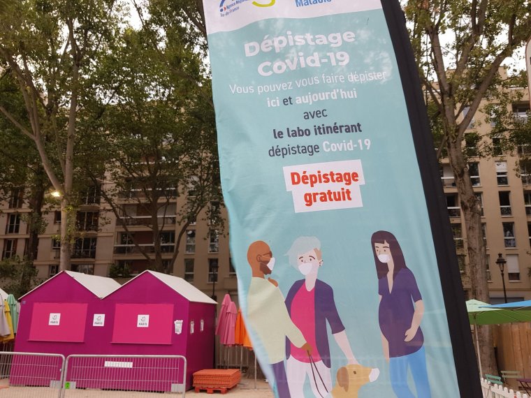 Megnyíltak Párizsban az ingyenes teszthelyek, kígyózó sorokban várakoznak az emberek