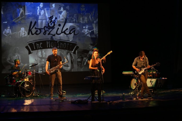 Szabadtéren is közvetített koncerttel ünnepel a hétvégén Koszika & The HotShots zenakar