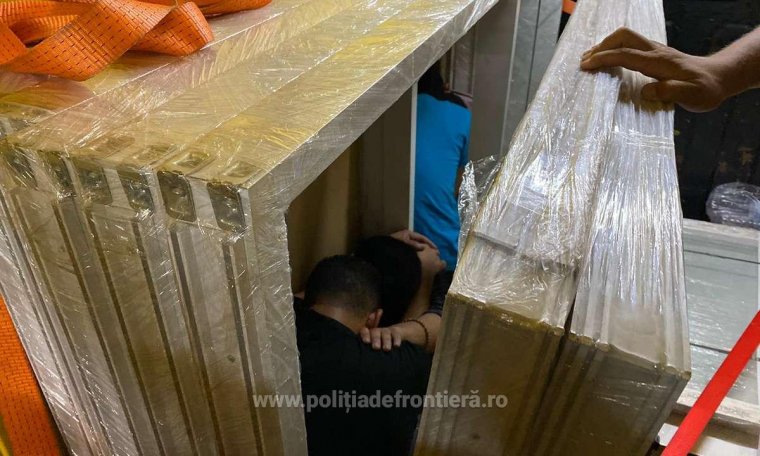 Furgonokban rejtőző huszonnyolc határsértőt állítottak elő Nagylaknál