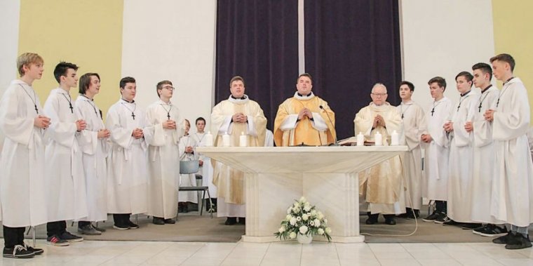 A vissza- és előretekintés ideje: őrségváltás a gyulafehérvári főegyházmegyei fiatalság pasztorációjában