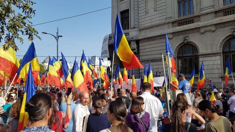 „Szájkosárban, mint az állatokat” – A kötelező maszkviselés ellen tüntettek Bukarestben és több nagyvárosban